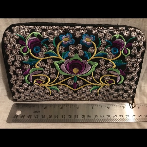 ❤️3/$12 Embroidered Clutch Wallet - Picture 3 of 7